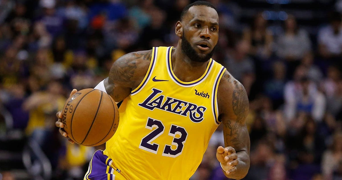 NBA-Lakers-LeBron-James-dribbles-in-game