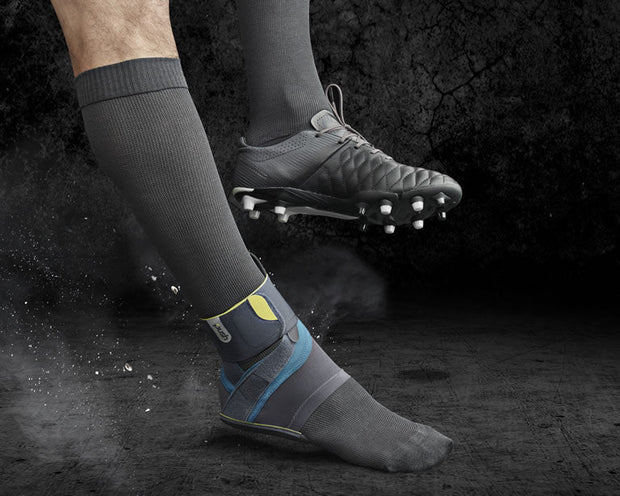 een voetballer met een enkelbrace van Push Sports