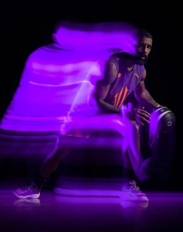 Kyrie Irving met Anta Basketbalschoenen bij Burned Sports