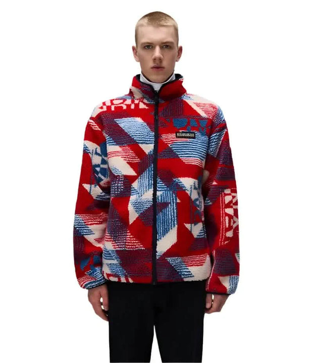 Een man die een multi-kleur jas aan heeft