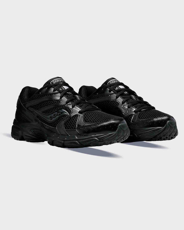 Een paar zwarte Saucony hardloopschoenen