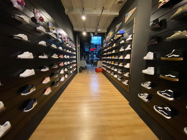 Ingang van de schoenenwinkel van Den Bosch Burned Sports