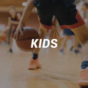 Kind speelt op basketbalschoenen van Burned Sports