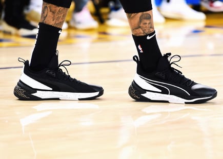 Een paar korfbalschoenen die worden gedragen door een top athleet