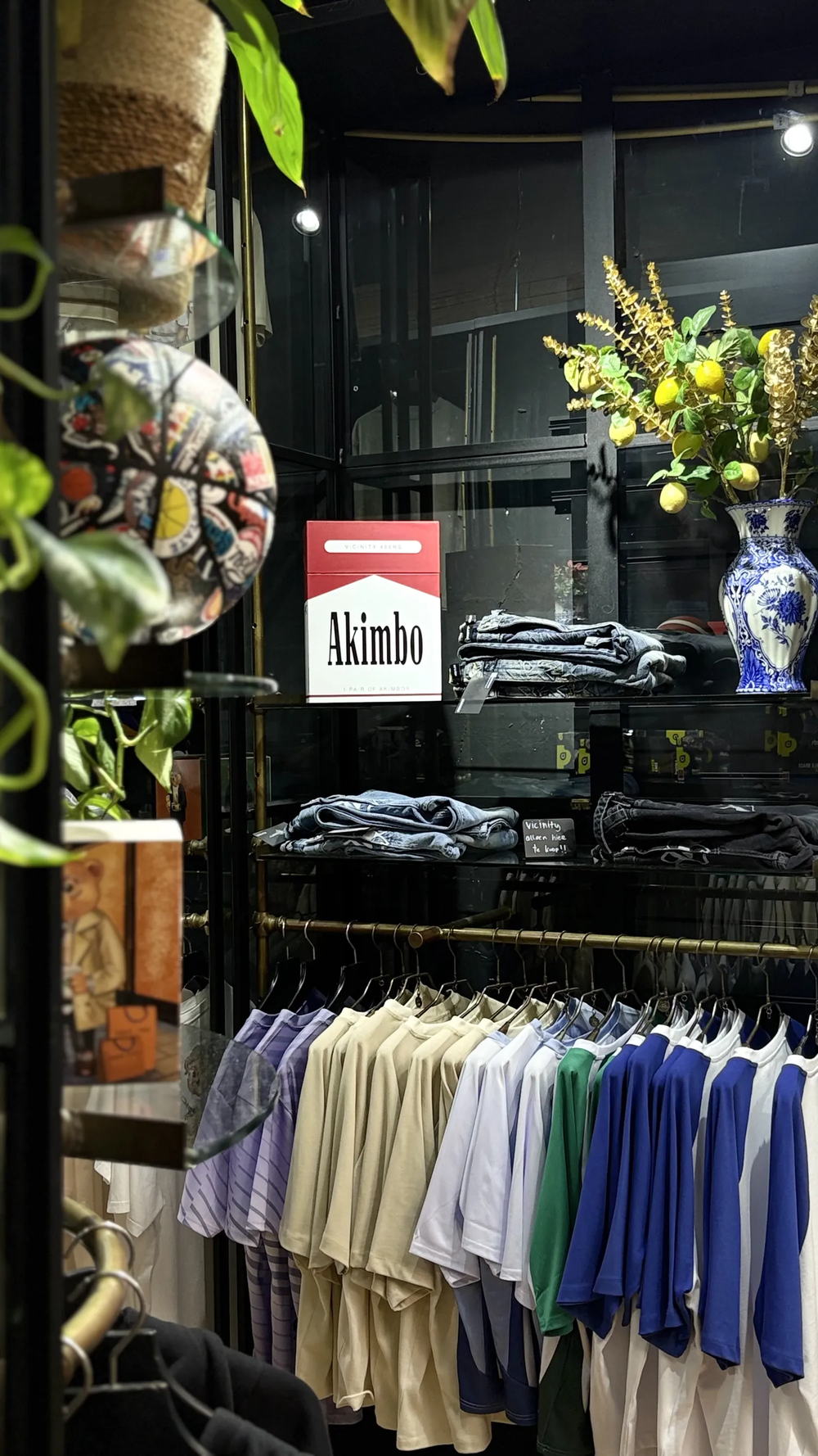 Hoek van Burned Sports in Den Bosch met een Akimbo-display, een beschilderde basketbal en een rek met overhemden en streetwear
