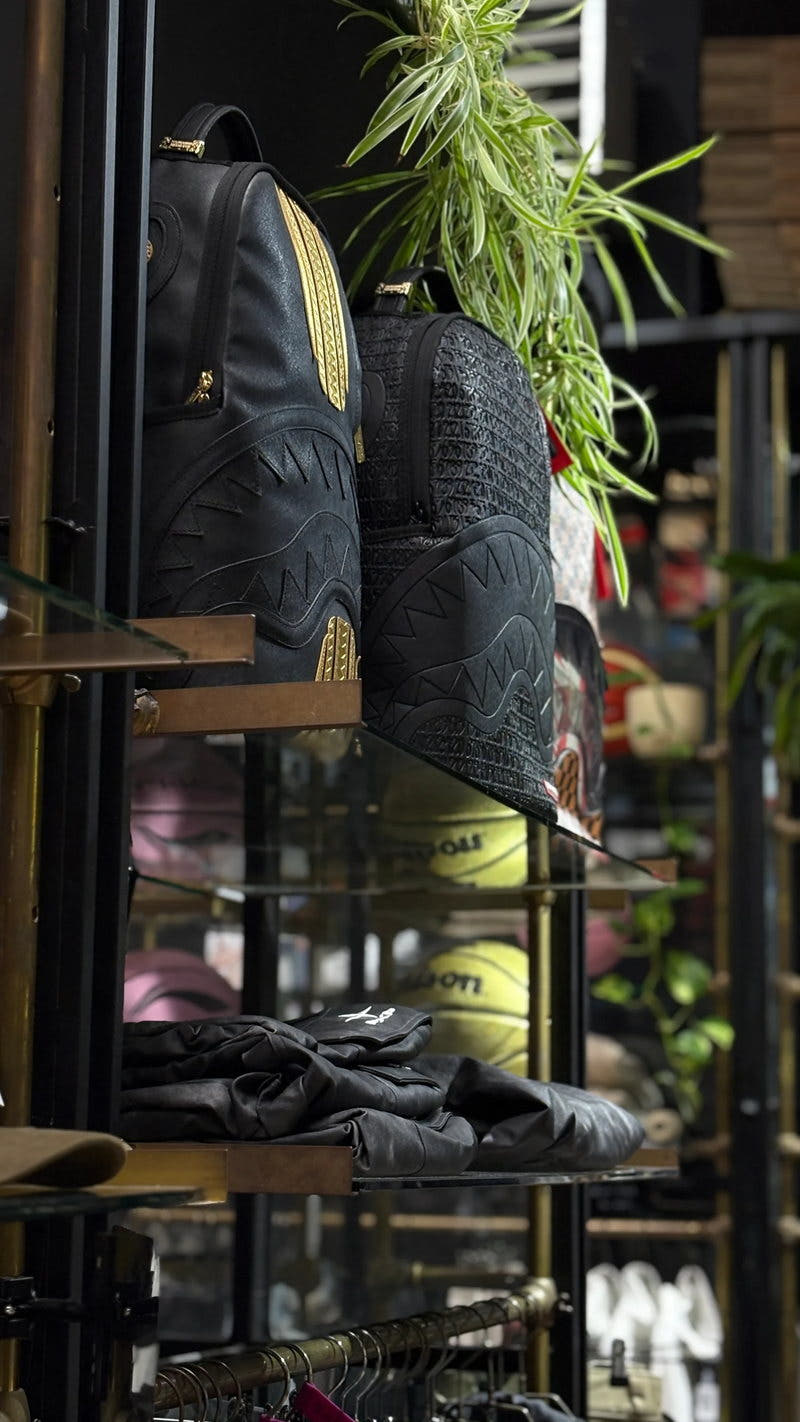 Zwarte rugzakken en basketballen in een vitrinekast in de Burned Sports winkel in Den Bosch