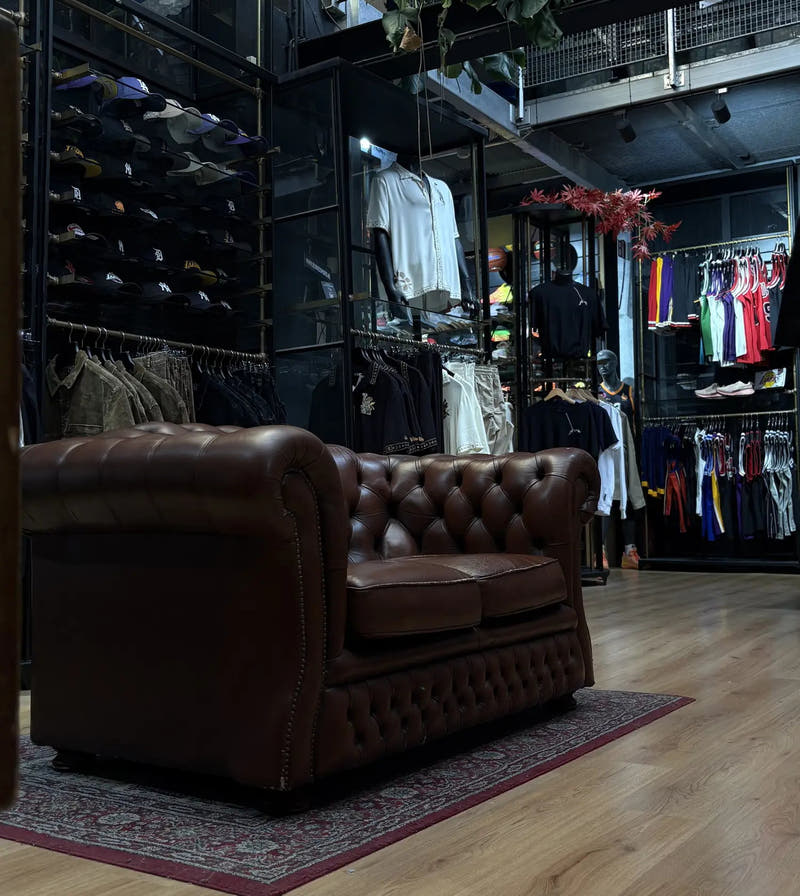 De winkel van Burned in Den Bosch: de Chesterfield-bank voor de sneakerwand