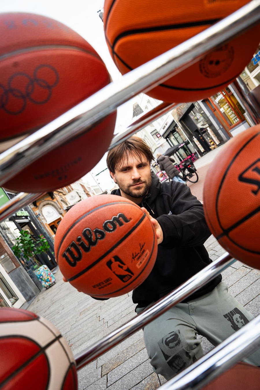 Iemand van Burned pakt een Wilson-basketbal uit het ballenrek