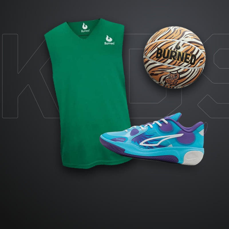Het dubbelzijdige Burned-jersey, een basketbal en een basketbalschoen voor kinderen