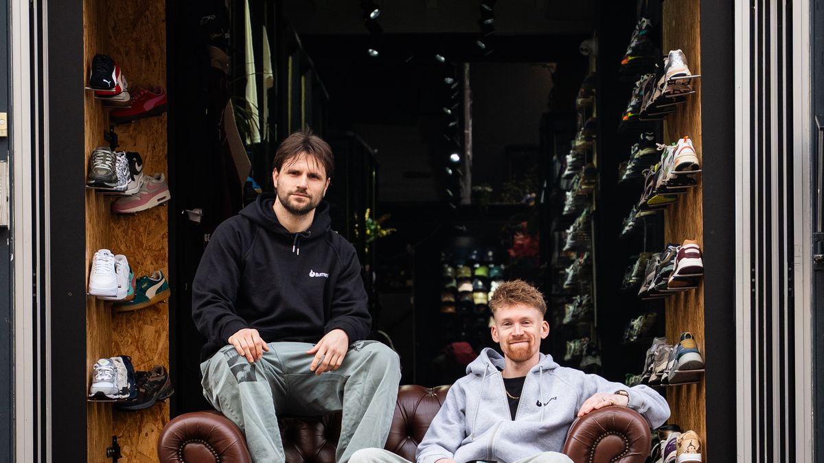 Casper en Floris zitten op een Chesterfield in de deuropening van de winkel van Burned.