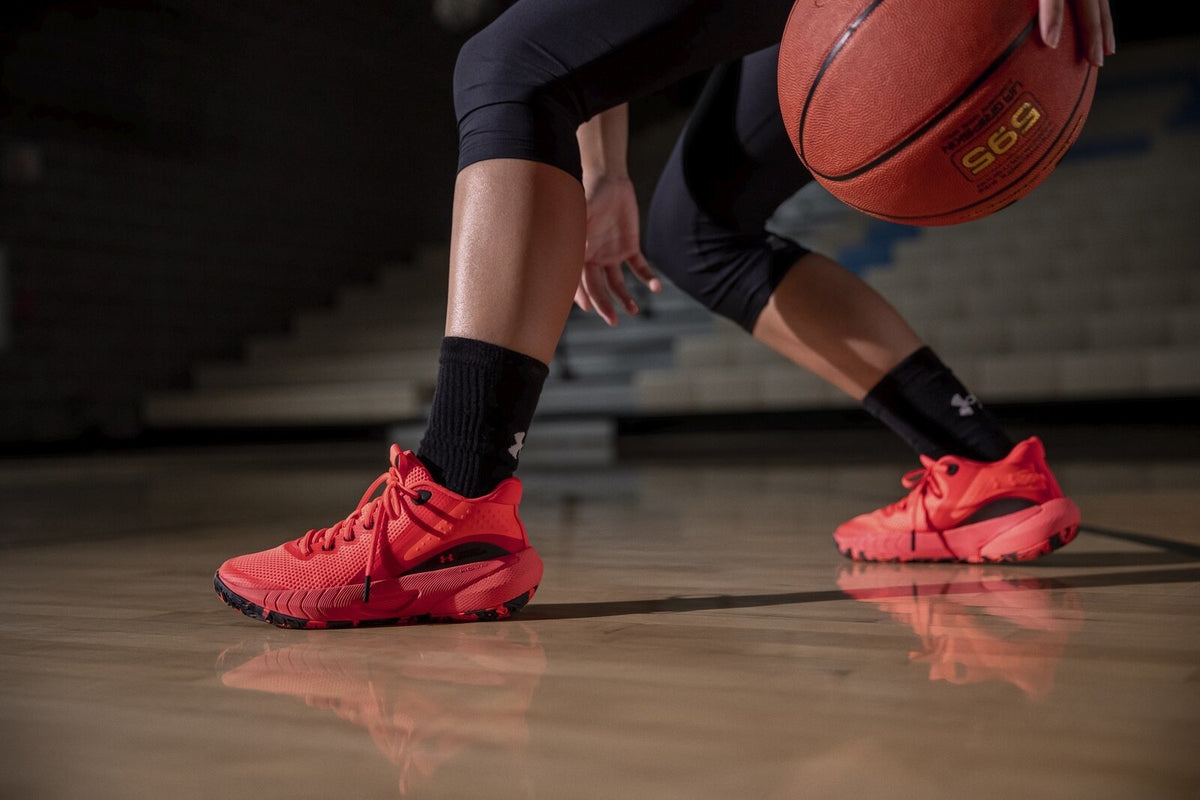 Under-Armour-Breakthru-HOVR-basketbalsneaker