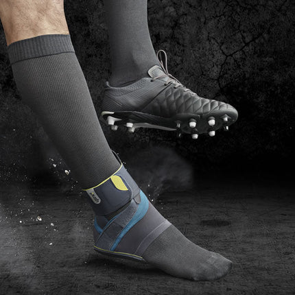 een voetballer met een enkelbrace van Push Sports