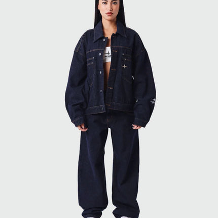Een mevrouw in dames streetwear