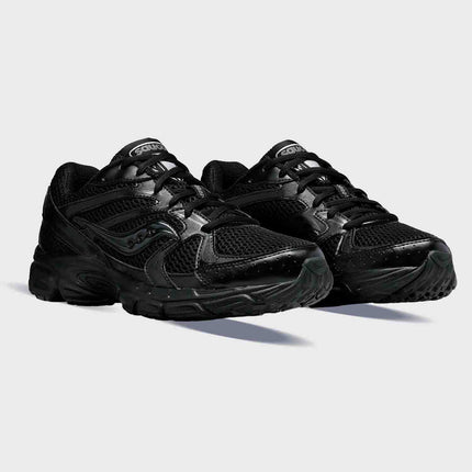 Een paar zwarte Saucony hardloopschoenen
