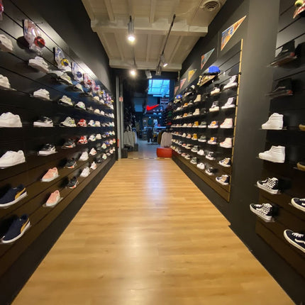 Ingang van de schoenenwinkel van Den Bosch Burned Sports