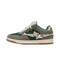Vicinity Sneakers overwegend mosgroen met grijs details en wit Vicinity logo