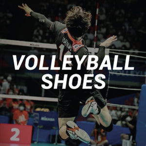 Een man die aan het volleyballen is.