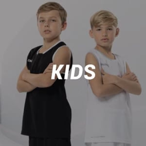 Twee jongetjes naast elkaar met een zwarte outfit en een witte outfit
