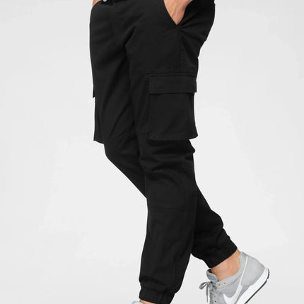 Een man met een casual zwarte broek.