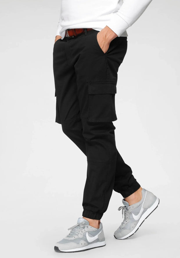 Een man met een casual zwarte broek.