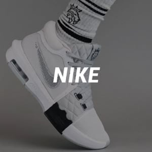 Nike Basketbalschoen in het wit met Nike als tekst over de basketbalschoenen