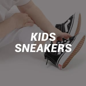 Een kind dat Vans merk schoenen draagt met het woord Kids Sneakers er voor.