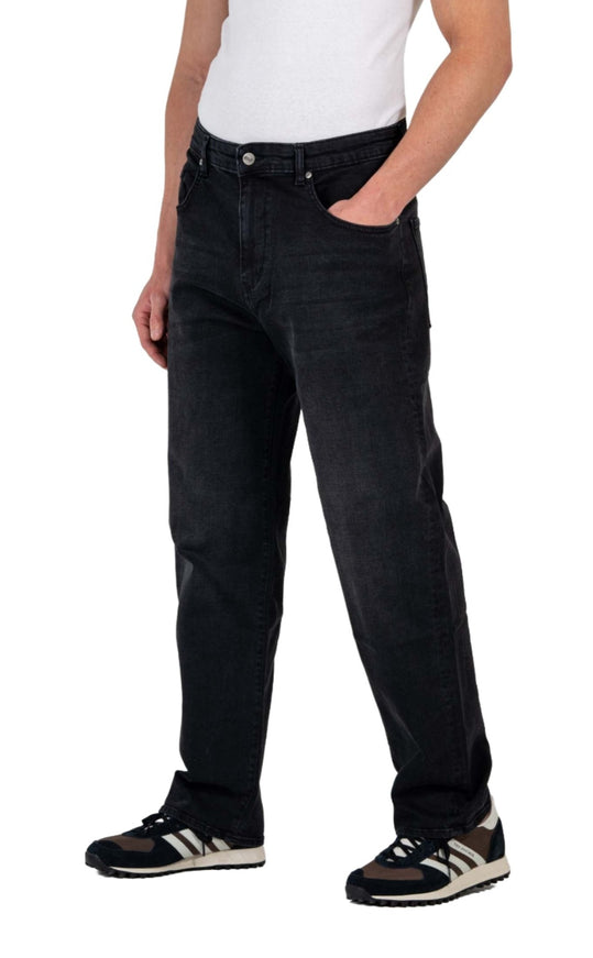 Reell-Solid-Jeans-black-wash-Model-Front