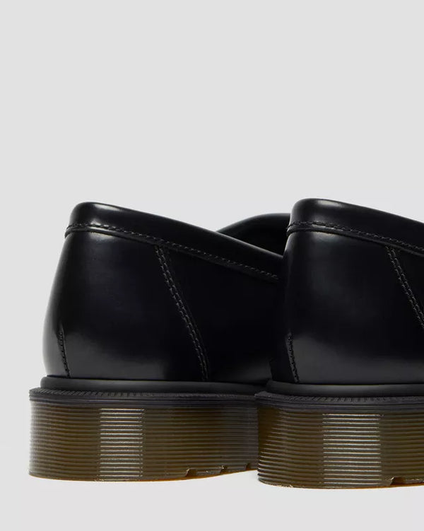 Dr. Martens Adrian Polished Loafer zwart, achteraanzicht van het paar.
