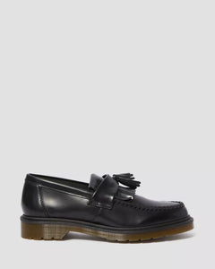 Dr. Martens Adrian Polished Loafer zwart, zijaanzicht met kiltie-franje op de wreef.