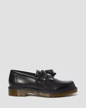 Dr. Martens Adrian Polished Loafer zwart, zijaanzicht met kiltie-franje op de wreef.