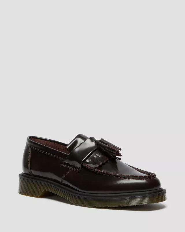 Dr. Martens Adrian Polished Loafer Cherry Red, zijaanzicht met kiltie-franje op de wreef.