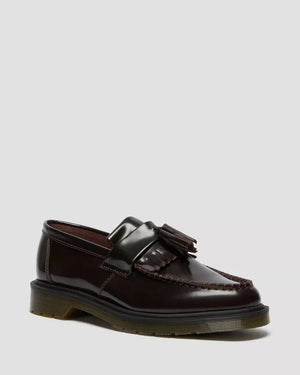 Dr. Martens Adrian Polished Loafer Cherry Red, driekwart zijaanzicht.