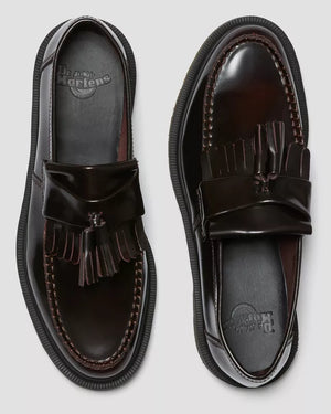 Dr. Martens Adrian Polished Loafer Cherry Red, bovenaanzicht met binnenzoollabel.