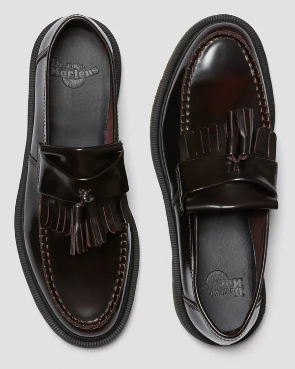 Dr. Martens Adrian Polished Loafer Cherry Red, bovenaanzicht met binnenzoollabel.