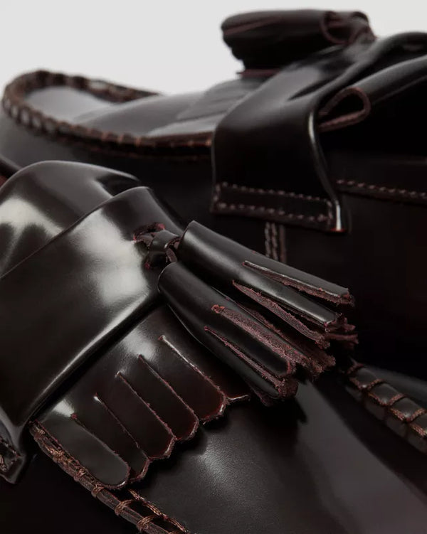 Dr. Martens Adrian Polished Loafer Cherry Red, close-up van de kiltie-franje.