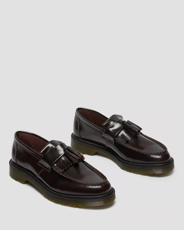 Dr. Martens Adrian Polished Loafer Cherry Red, paar naast elkaar, driekwart.