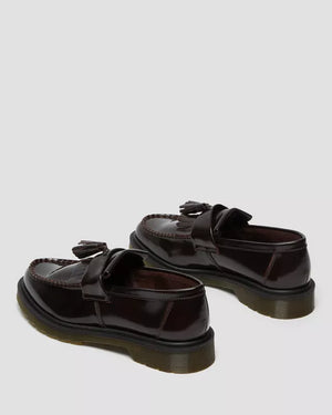 Dr. Martens Adrian Polished Loafer Cherry Red, paar naast elkaar, andere hoek.