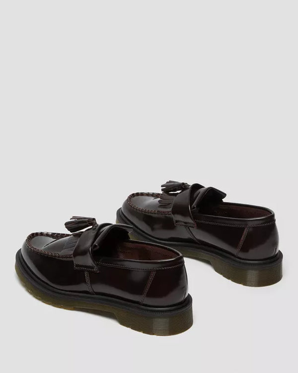 Dr. Martens Adrian Polished Loafer Cherry Red, paar naast elkaar, andere hoek.