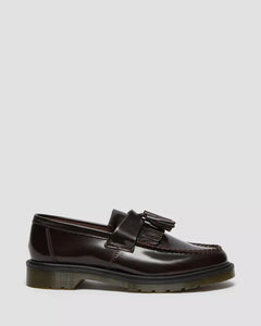 Dr. Martens Adrian Polished Loafer Cherry Red, zijaanzicht met kiltie-franje op de wreef.