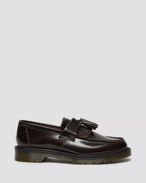 Dr. Martens Adrian Polished Loafer Cherry Red, zijaanzicht met kiltie-franje op de wreef.