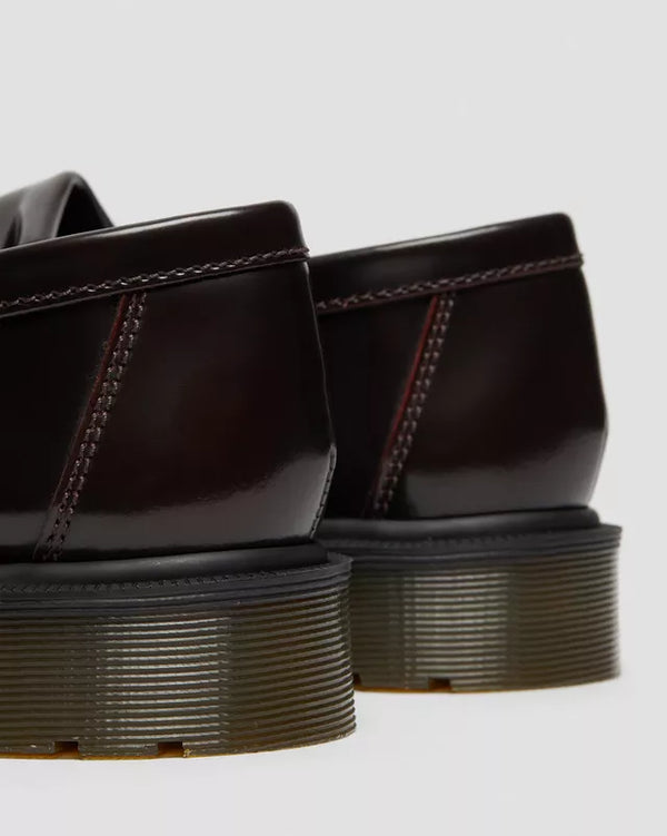 Dr. Martens Adrian Polished Loafer Cherry Red, achteraanzicht van het paar.