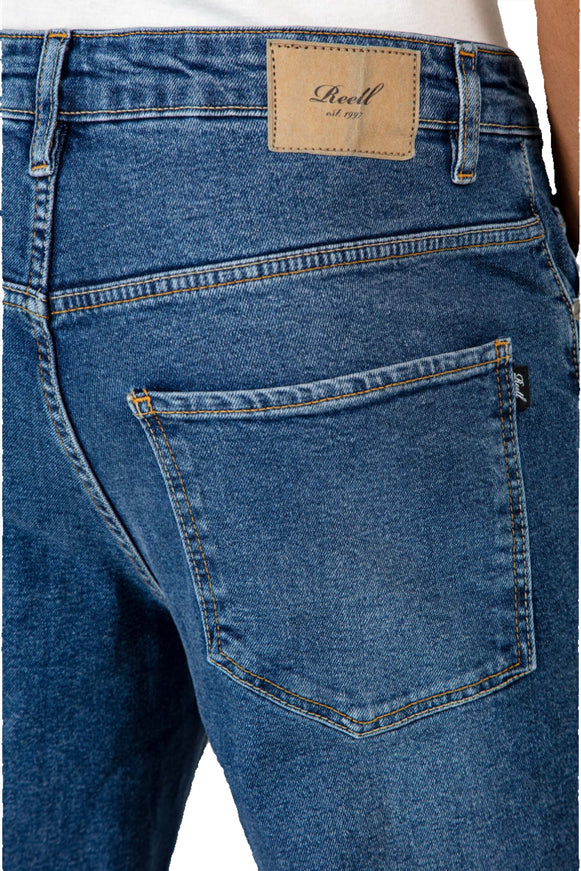 Reell-Solid-Jeans-retro-mid-blue-Model-Close-Up-Back-Pocket