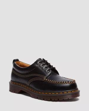 Dr. Martens Lowell zwart, driekwart voorkant.
