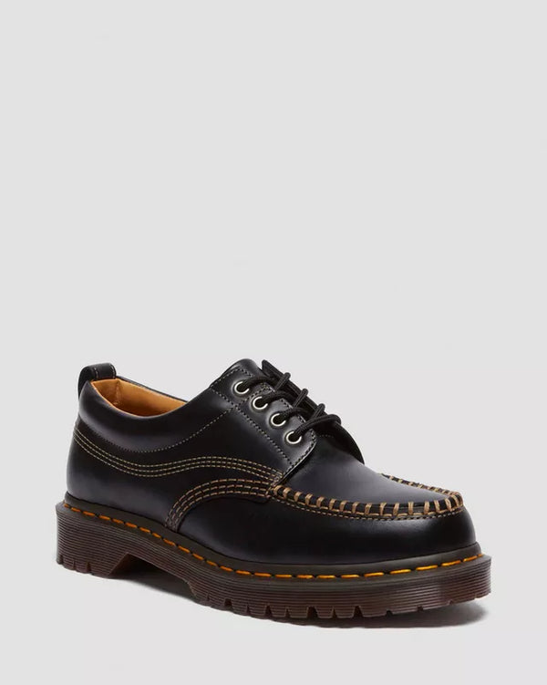 Dr. Martens Lowell zwart, driekwart voorkant.