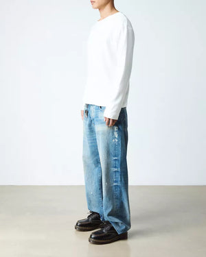 Dr. Martens Lowell zwart, gedragen door een model, lopend.