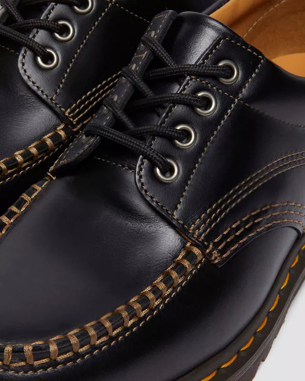 Dr. Martens Lowell zwart, close-up van de veterogen en de neus.