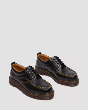 Dr. Martens Lowell zwart, paar naast elkaar, driekwart.