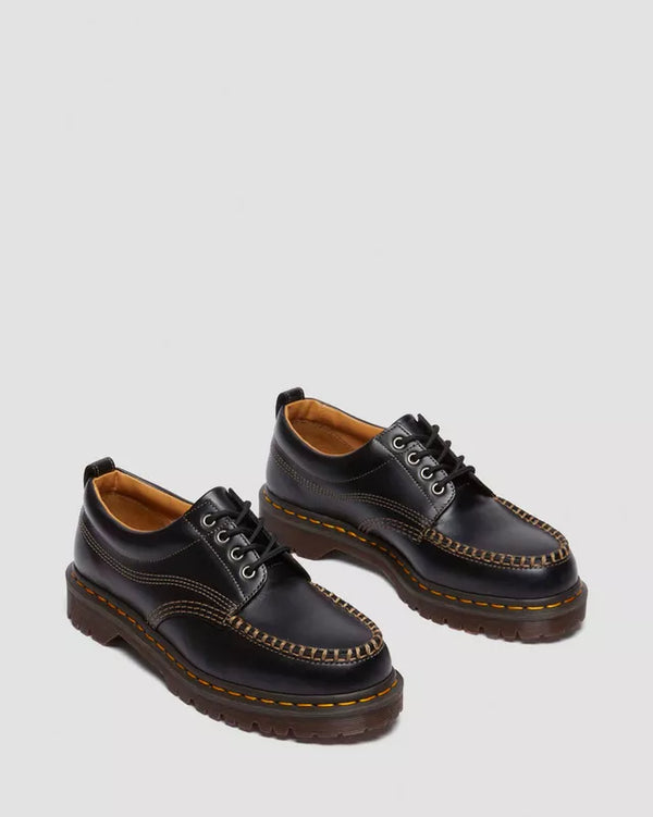 Dr. Martens Lowell zwart, paar naast elkaar, driekwart.