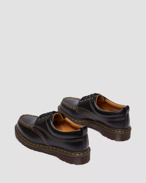 Dr. Martens Lowell zwart, paar naast elkaar, andere hoek.