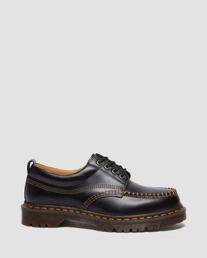 Dr. Martens Lowell zwart, zijaanzicht met de gele AirWair-stiksel.